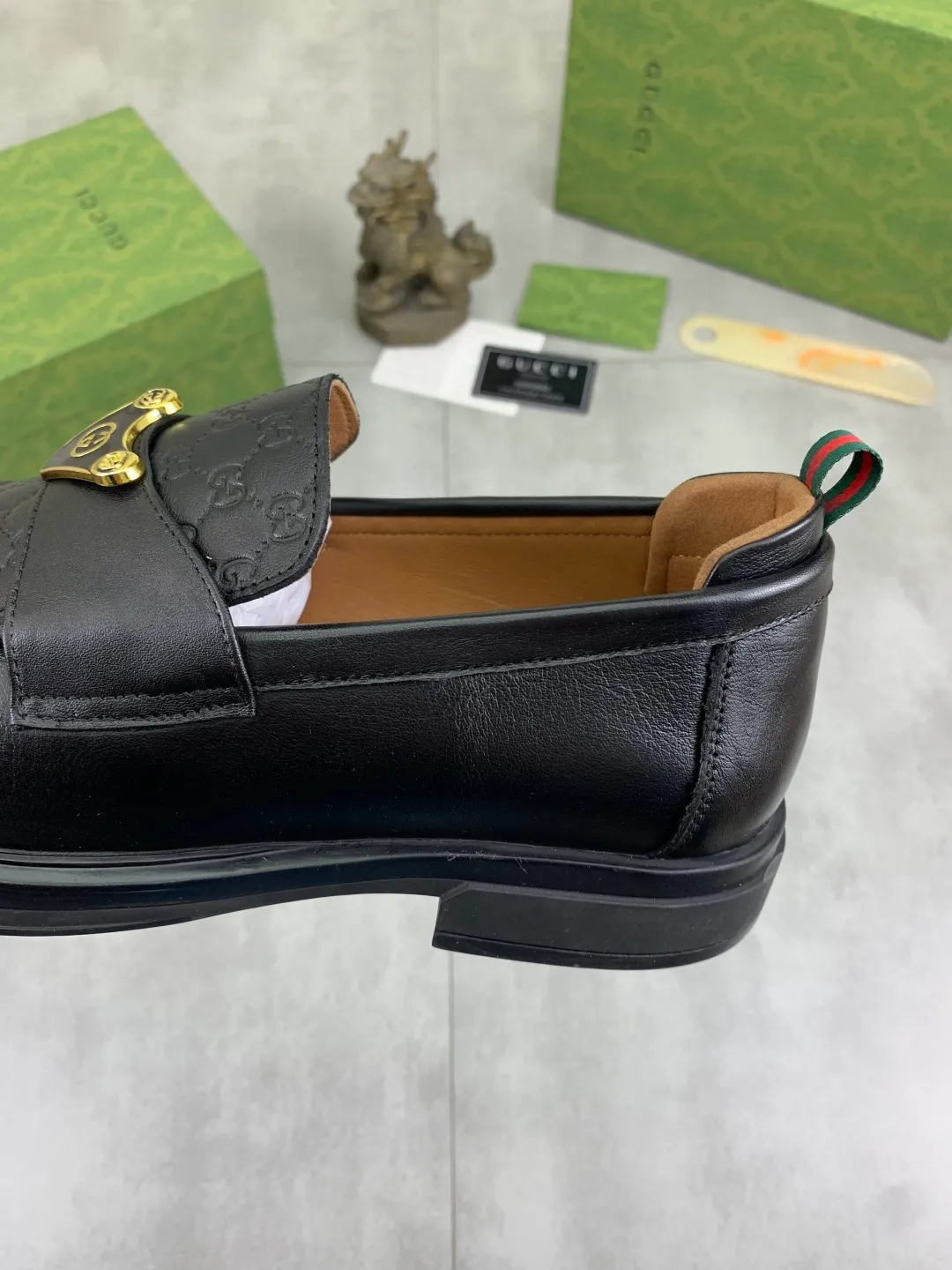 Men's shoes💰P500💰【New model, soft and comfortable Gucci classic business leather shoes hot selection (Gucci) official website latest Gucci 🎁 business leather shoes, hot style 💥 simple and elegant style, exclusive for trendy men. Unique official website latest brand original double G embossed element 👑Gucci Original decoration, fashionable and generous, made of original calfskin ✅ fully imported first-layer pigskin lining, official website designated wear-resistant, rubber business outsole, real-life photos of classic models at the counter 🎬38-44 (customized for 45) 3⃣️ colors available